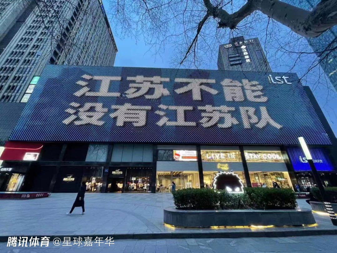 第46分钟，热苏斯禁区内被路易斯踢倒，裁判没有吹罚点球。